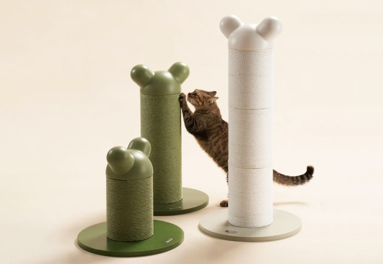 Cat using the Makesure Nino Cat Scratching post.